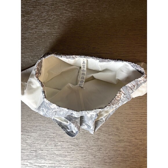 Lululemon Mesh Up Shorts Fleur Sombre White/Silver Size 6 New 2.5" Inseam - Picture 2 of 7